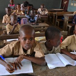 Alumnos asisten a un aula en Abiyán en el inicio del curso escolar en Costa de Marfil. | Foto:Issouf Sanogo / AFP