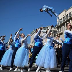 Bailarines de ballet actúan durante las celebraciones del Día de la Ciudad en el centro de Moscú, Rusia. | Foto:Natalia Kolesnikova / AFP