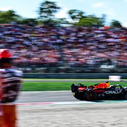 El piloto holandés de Red Bull Racing, Max Verstappen, dirige su coche durante la sesión de clasificación previa al Gran Premio de Italia de Fórmula Uno en el circuito Autodromo Nazionale de Monza. | Foto:ANDREJ ISAKOVIC / AFP
