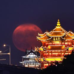 Imagen de la Luna llena elevándose detrás de Huanghelou, o Torre de la Grulla Amarilla, en Wuhan, en la provincia de Hubei, en el centro de China. | Foto:Xinhua/Zhou Guoqiang