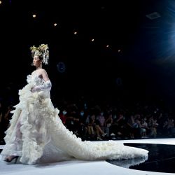 Una modelo muestra una creación de Saint.joy de Bian Huizhong durante la Semana de la Moda de China en Pekín. | Foto:Wang Zhao / AFP