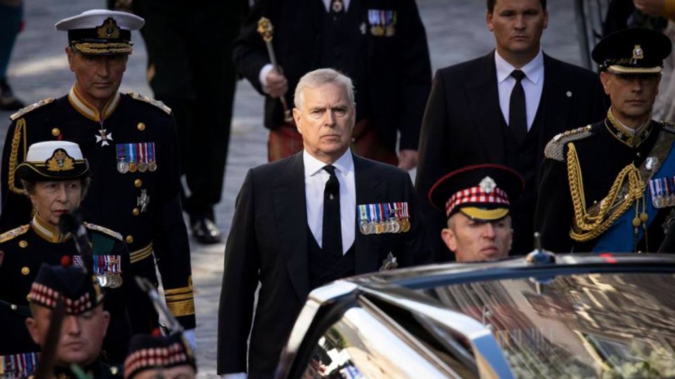 El duque de York, de 62 años, sin uniforme, usó un chaqué con sus medallas y condecoraciones.
