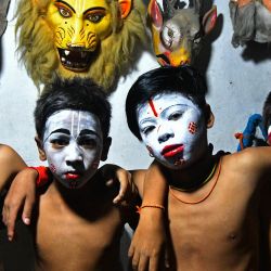 Chicos con la cara pintada posan antes de actuar en una obra de teatro durante el festival Indra Jatra en la plaza Basantapur Durbar en Katmandú, Nepal. | Foto:Prakash Mathema / AFP