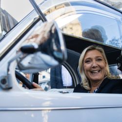 La líder del partido de extrema derecha francés Rassemblement National (RN) y presidenta del grupo parlamentario del partido, Marine Le Pen, posa dentro de un coche clásico durante su visita a la Braderie de Henin-Beaumont, en el norte de Francia. | Foto:Sameer Al-Doumy / AFP