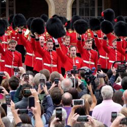 Miembros del público observan la actuación de los miembros de la guardia Coldstream mientras se lee la Proclamación Principal del nuevo Rey de Gran Bretaña, el Rey Carlos III, desde el balcón Friary Court del Palacio de St James en Londres. | Foto:Kirsty Wigglesworth / POOL / AFP