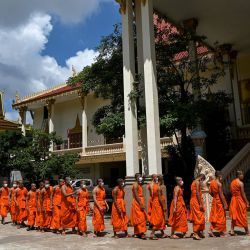 Monjes budistas caminan en fila para recibir el almuerzo durante el festival Pchum Ben (Festival de la Muerte) en una pagoda de Phnom Penh, Camboya. | Foto:Tang Chhin Sothy / AFP