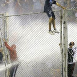A pesar de que el fútbol suele ser motivo de alegrías, son habituales los hechos de violencia en las canchas y alrededores. | Foto:CEDOC