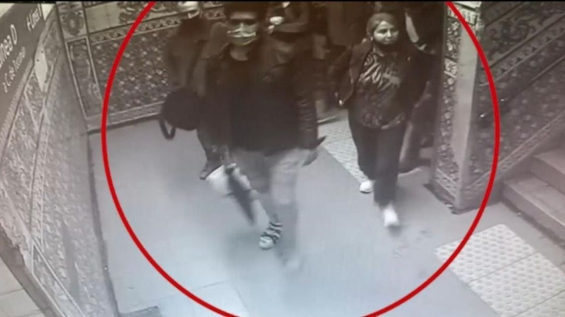 Fernando André Sabag Montiel (left) and Brenda Uliarte (right), as seen on CCTV footage from a Subte underground station in the days leading up to the failed shooting attack on Vice-President Cristina Fernández de Kirchner.