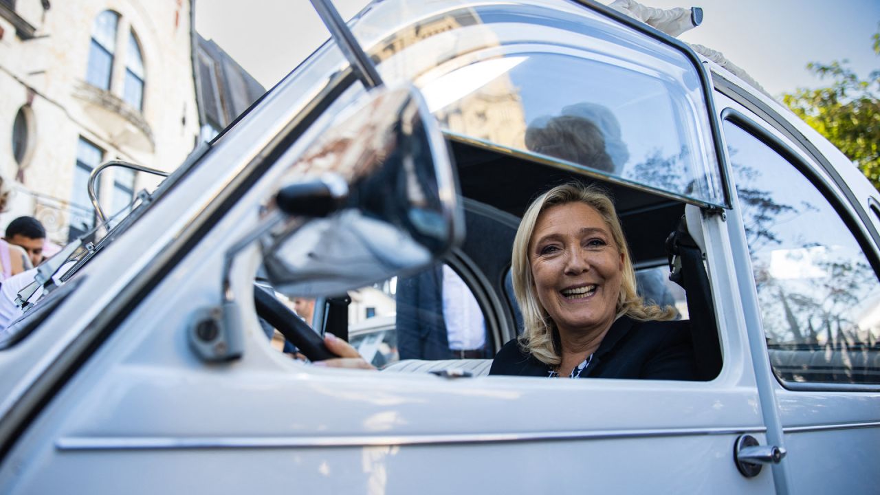 La líder del partido de extrema derecha francés Rassemblement National (RN) y presidenta del grupo parlamentario del partido, Marine Le Pen, posa dentro de un coche clásico durante su visita a la Braderie de Henin-Beaumont, en el norte de Francia. | Foto:Sameer Al-Doumy / AFP