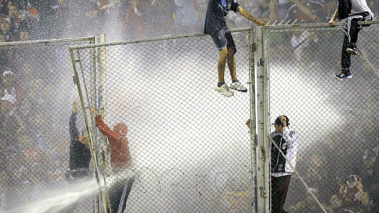 A pesar de que el fútbol suele ser motivo de alegrías, son habituales los hechos de violencia en las canchas y alrededores. | Foto:CEDOC