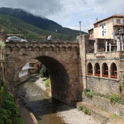 El Camino Lebaniego pasa por la hermosa ciudad medieval de Potes. España suma más atractivos desconocidos.
