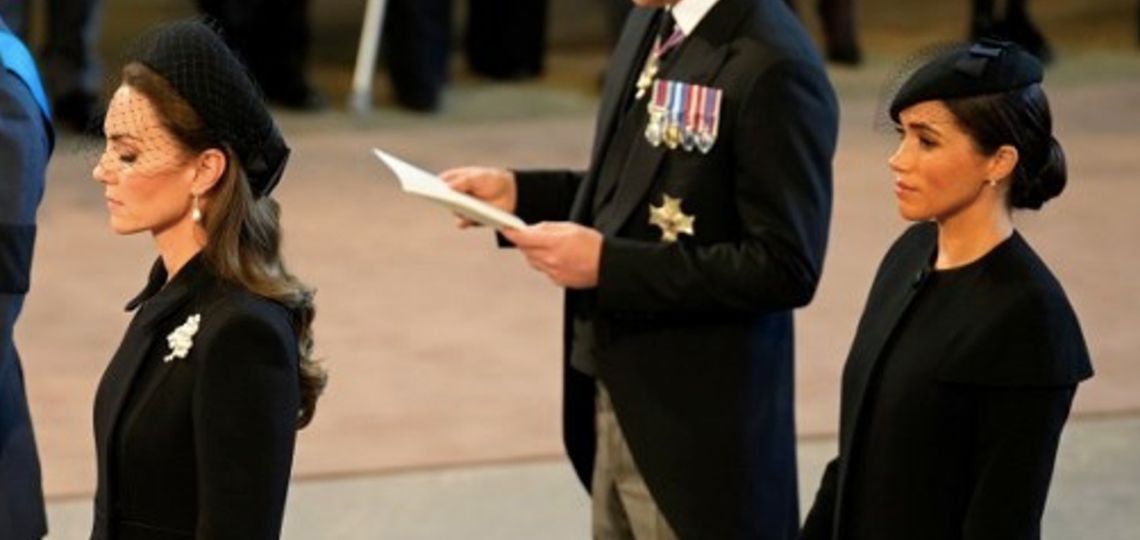 Kate Middleton y Meghan Markle: vestidos de luto y particulares joyas en el cortejo fúnebre de la Reina Isabel II