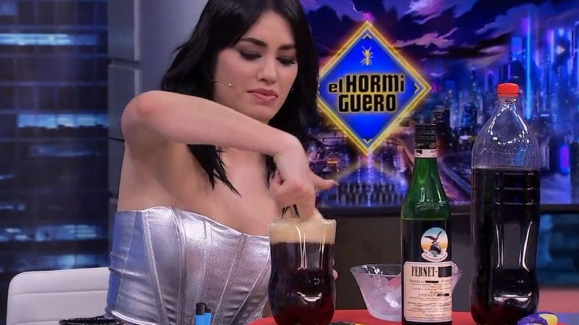 Lali Espósito mostró en la TV española cómo se hace un "Fernet viajero" y causó furor - Vimarsana News