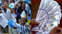Hinchas de la selección argentina y dólares 20220914