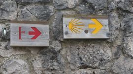 El Camino Lebaniego (el rojo de la izquierda) lleva a los peregrinos a Santiago de Composterla y en 2023 tendrá su año jubilar.