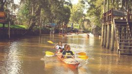 En kayak por el Delta, hacia El Fonderadero, una travesía de dos jornadas con campamento.