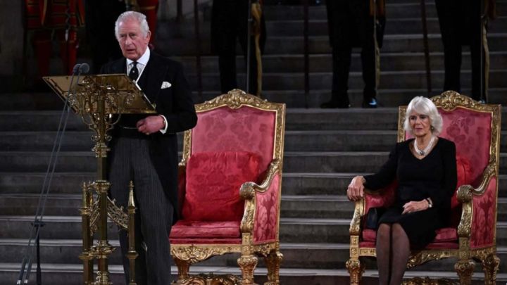 Decenas de despedidos por la coronación de Carlos III