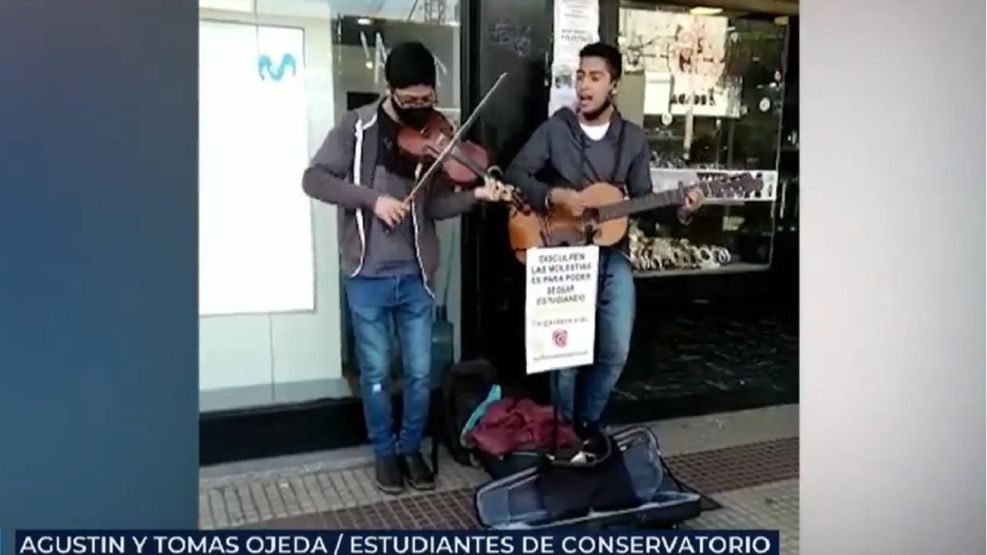 “Los chicos de la peatonal”: dos hermanos que hacen música todas las mañanas para pagar sus estudios