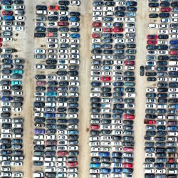En una vista aérea, los coches se ven en un lote de subasta de automóviles en Los Ángeles, California. | Foto:Mario Tama/Getty Images/AFP