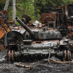 Esta fotografía muestra un tanque ruso destruido y vehículos blindados de transporte de personal en las afueras de Izyum, región de Kharkiv, este de Ucrania, en medio de la invasión rusa de Ucrania. | Foto:Juan Barreto / AFP