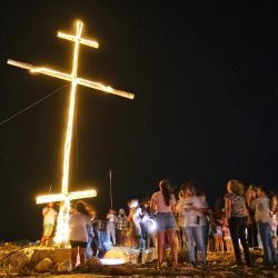 Los fieles cristianos ortodoxos griegos se reúnen en un acantilado alrededor de un crucifijo de madera iluminado para celebrar la Exaltación de la Santa Cruz, en la ciudad costera de Anfeh, a unos 70 kms al norte de la capital libanesa, Beirut. | Foto:Ibrahim Chalhoub / AFP