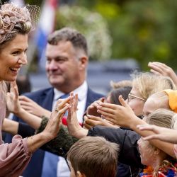La reina Máxima de los Países Bajos es recibida por niños durante una visita regional a la Cáscara en la provincia de Brabante Septentrional en Gemert. | Foto:Sem van der Wal / ANP / AFP