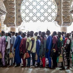 Peregrinos de la Hermandad Mouride hacen cola para entrar en la Gran Mezquita durante la peregrinación musulmana anual del Gran Magal de Mourides en Touba, Senegal. | Foto:MUHAMADOU BITTAYE / AFP