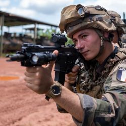 Soldados franceses del 1er Regimiento Spahi con la misión logística en la República Centroafricana se entrenan en su base en el campamento M'Poko, Bangui. | Foto:Barbara Debout / AFP