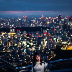 Una mujer toma fotos en la plataforma de observación de la Torre Mori de Roppongi Hills en Tokio. | Foto:Philip Fong / AFP