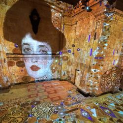 Una persona asiste al preestreno para la prensa de Hall des Lumières, el nuevo centro permanente de la ciudad de Nueva York para experiencias de arte digital inmersivo. - La exposición inmersiva en el antiguo Emigrant Savings Bank presenta las obras icónicas de Gustav Klimt y varios otros artistas. | Foto:TIMOTHY A. CLARY / AFP