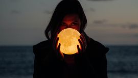 Qué significa la luna nueva en Acuario y qué beneficios tiene su energía