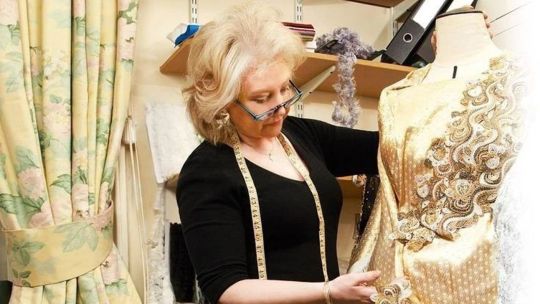 Angela Kelly, la diseñadora que asesoró a la Reina Isabel II durante décadas 