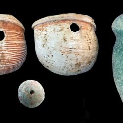 Entre los objetos hallados se encuentran un collar de caracoles, un colgante lítico y un hacha de piedra.