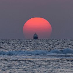 El sol se eleva sobre la ciudad turística del Mar Rojo de Abu Dabbab Bay, en la región de Marsa Alam, a unos 700 kilómetros al sureste de la capital, El Cairo, Egipto. | Foto:Khaled Desouki / AFP