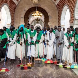 Miembros de la Hermandad Mouride barren la Gran Mezquita antes de la peregrinación musulmana anual del Gran Magal de Mourides en Touba, Senegal. | Foto:MUHAMADOU BITTAYE / AFP