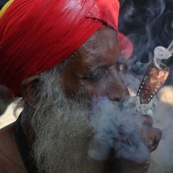 Un devoto fuma marihuana durante el festival religioso sufí 'Urs' en el Data Darbar, el santuario del santo sufí Syed Ali bin Osman Al-Hajvery, en Lahore, Pakistán. | Foto:Arif Ali / AFP
