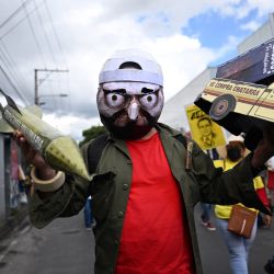 Un opositor al gobierno del presidente salvadoreño Nayib Bukele participa en una manifestación para protestar contra las políticas de seguridad de Bukele, durante el 201 aniversario de la independencia de El Salvador en San Salvador. | Foto:Marvin Recinos / AFP