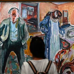 Un visitante observa "El artista y su modelo" del pintor noruego Edvard Munch durante el preestreno de la exposición "Edvard Munch. Un poema de vida, amor y muerte" en el Museo de Orsay de París. | Foto:EMMANUEL DUNAND / AFP