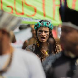 Una mujer indígena pataxo participa en una manifestación contra la violencia y por la demarcación de tierras en Brasilia. | Foto:Sergio Lima / AFP