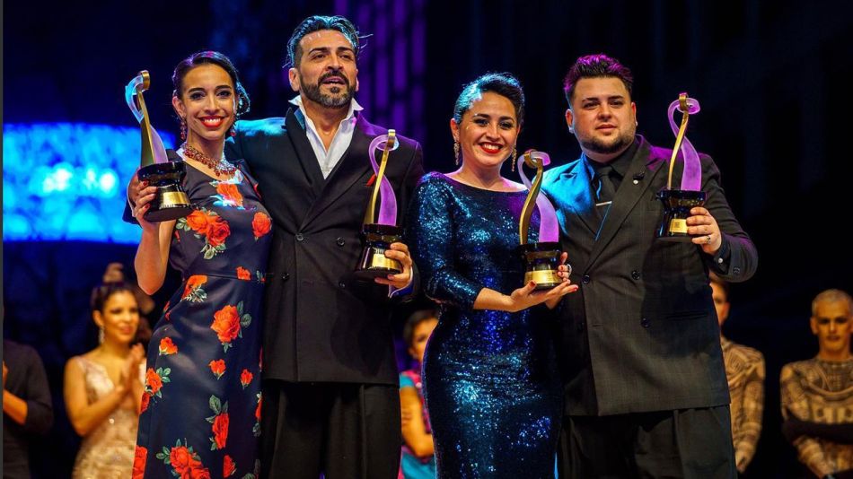 Campeones mundiales: de Tango Escenario Constanza Vieyto y Ricardo Astrada, de Pergamino; y de Tango Pista Cynthia Palacios y Sebastián Bolivar, de Cipolletti, Río Negro.