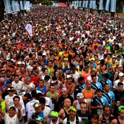 Corredores esperan la salida del maratón de Buenos Aires en Buenos Aires, Argentina. - El maratón de Buenos Aires reunió a más de 8.000 corredores de varios países del mundo. | Foto:LUIS ROBAYO / AFP
