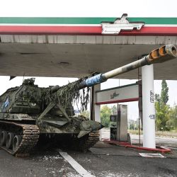 Esta fotografía muestra un tanque ruso abandonado en una gasolinera en las afueras de Izyum, en la región de Kharkiv, al este de Ucrania. | Foto:Juan Barreto / AFP