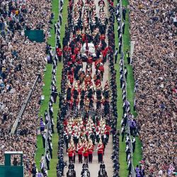 La procesión ceremonial del féretro de la reina Isabel II recorre el Long Walk mientras llega al Castillo de Windsor para el servicio de entierro en la Capilla de San Jorge. | Foto:Aaron Chown / POOL / AFP