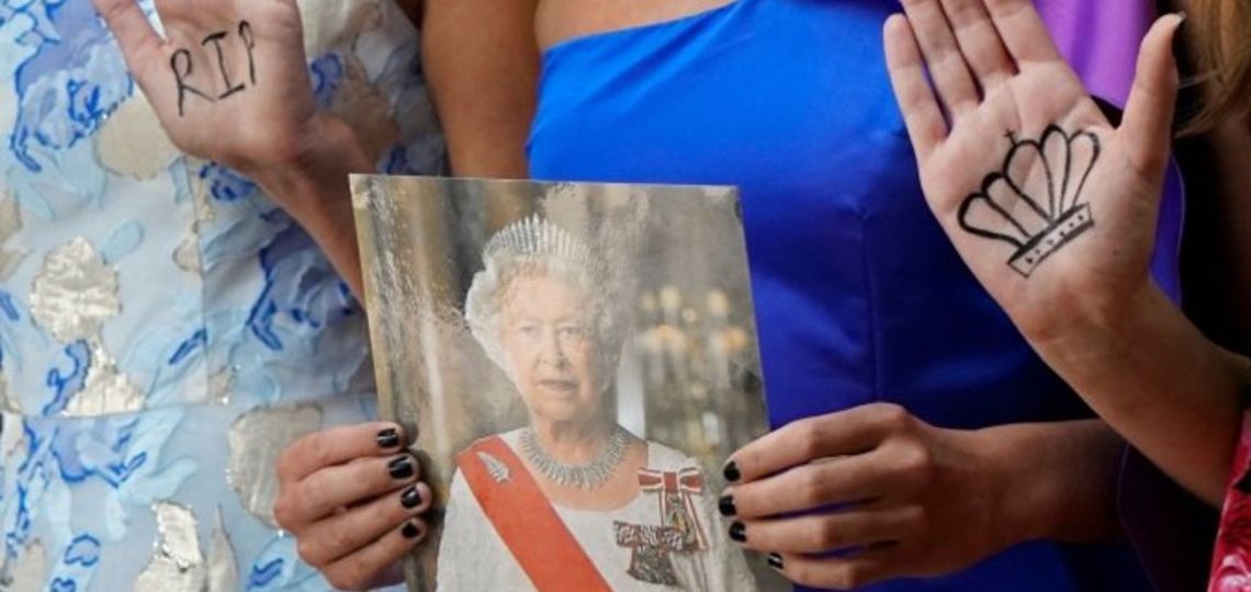 Semana de la Moda de Londres: diseñadores rinden homenaje a la fallecida Reina Isabel II