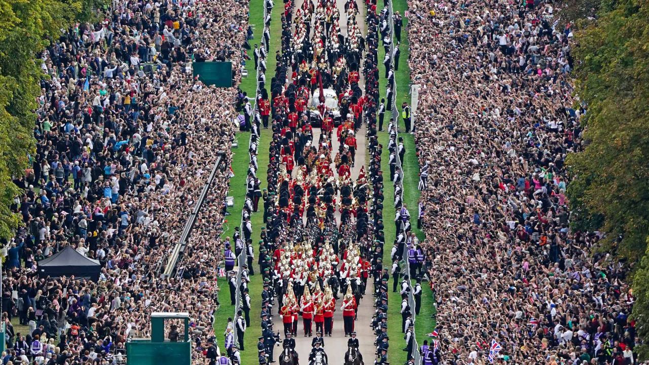 La procesión ceremonial del féretro de la reina Isabel II recorre el Long Walk mientras llega al Castillo de Windsor para el servicio de entierro en la Capilla de San Jorge. | Foto:Aaron Chown / POOL / AFP