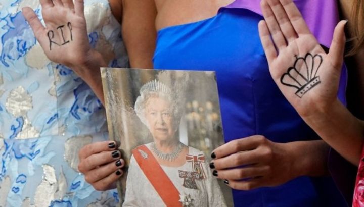 Semana de la Moda de Londres: diseñadores rinden homenaje a la fallecida Reina Isabel II
