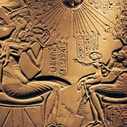 Nefertiti y su esposo, el faraón egipcio Akhenaton, junto a Akenatón, el dios sol al que idolatraban.