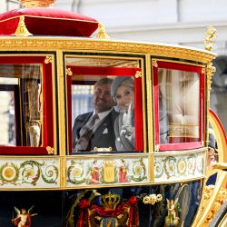 La princesa heredera Catharina-Amalia, el rey Guillermo-Alejandro y la reina Máxima salen del Palacio de Noordeinde en un carruaje real hacia el Teatro Real, conocido como Koninklijke Schouwburg, durante el Día del Príncipe en La Haya, antes del inicio oficial del año parlamentario. | Foto:Lex van Lieshout / ANP / AFP
