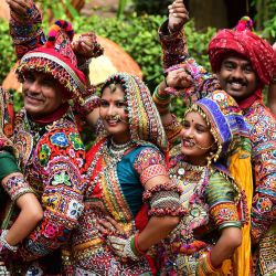Participantes de un grupo artístico con vestidos tradicionales posan para las fotos durante los ensayos de danza Garba antes del festival Navratri en Ahmedabad. | Foto:SAM PANTHAKY / AFP