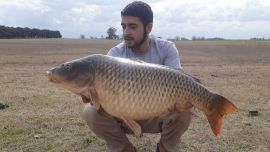 La carpa gigante pesó 14,300 kilos y fue obtenida por Dylan Galban, integrante del grupo de pesca Layeguakarp.